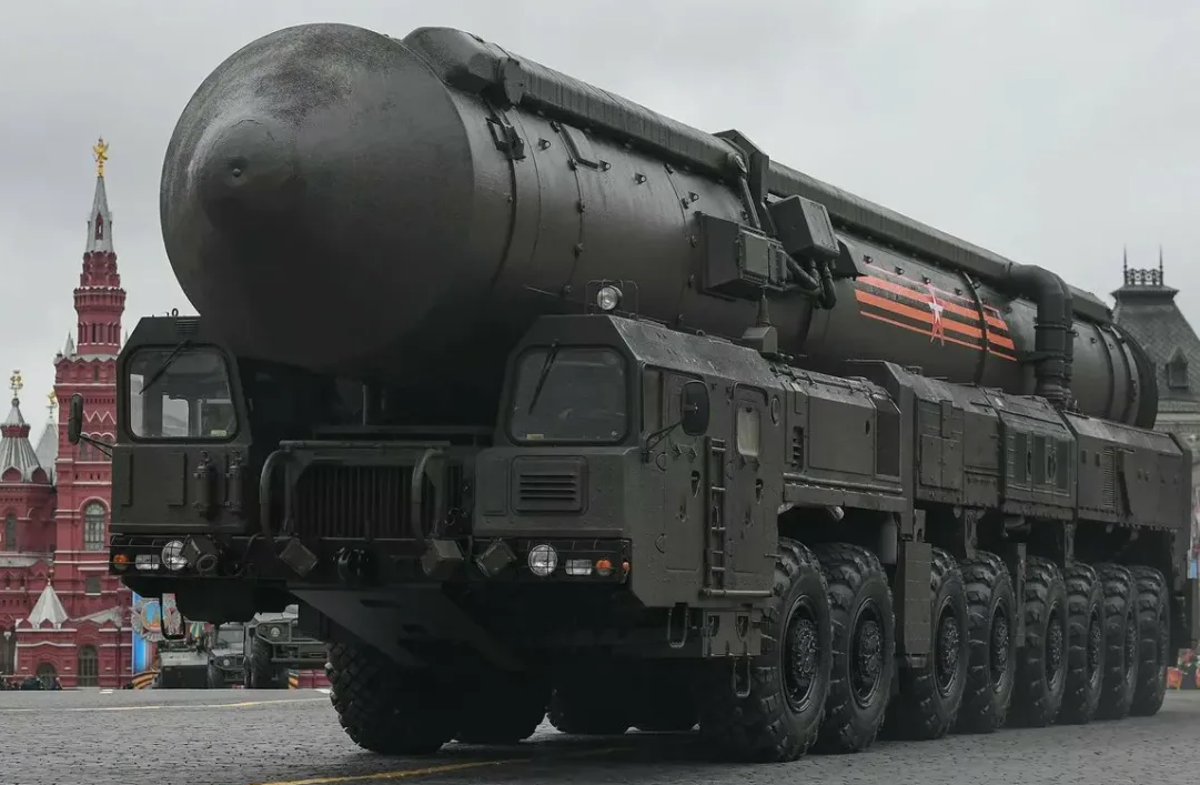 俄军当天从普列谢茨克航天发射场成功试射萨尔马特洲际核弹道导弹