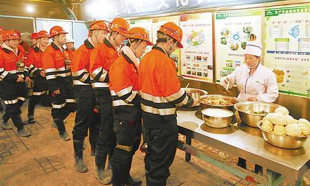 工人在井下食堂排队打饭