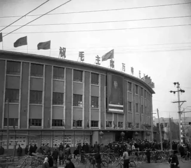 ▲ 1968年，张家口新华书店发行大楼落成开幕