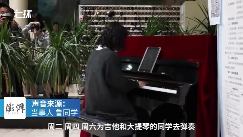 女生在图书馆弹奏闭馆钢琴曲：受邀而来，营造愉快氛围