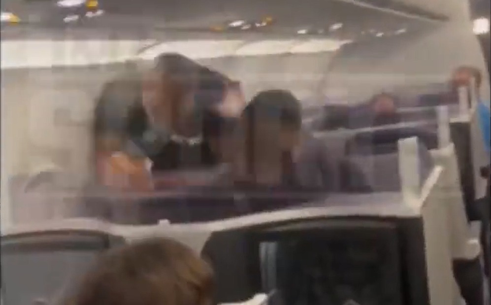 “拳王”泰森飞机上被骚扰 起身暴揍对方数拳