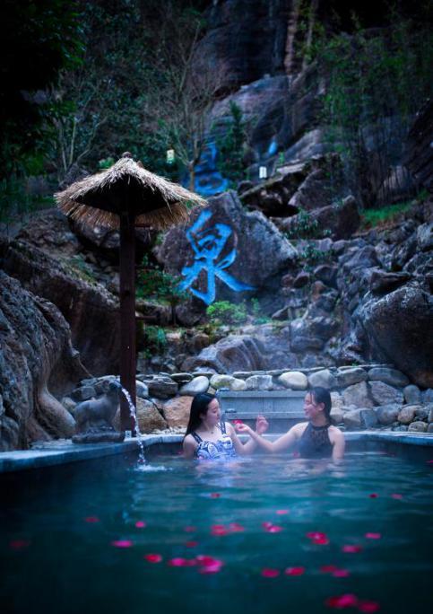 △“一泉洗尘心，一汤润古今”