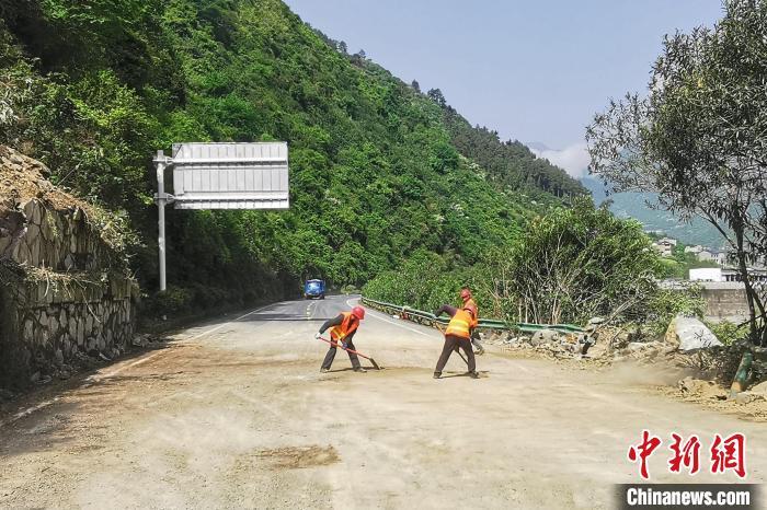 事故路面清理干净，道路恢复通畅。　李鹏芳 摄