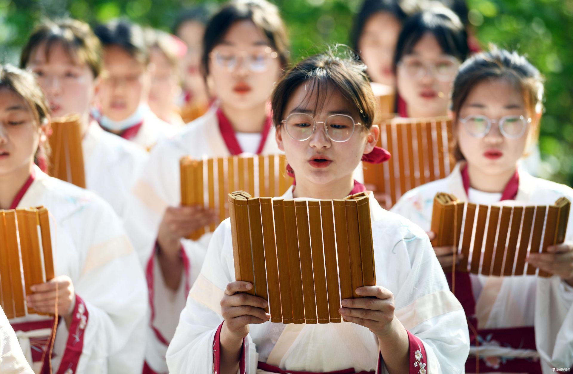 亳州大学生穿古装诵读迎接世界读书日