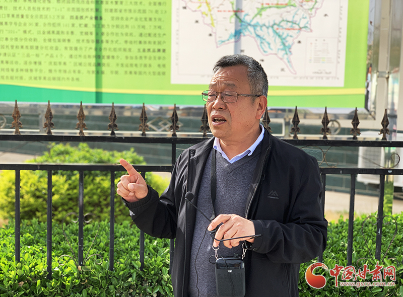 西北农林科技大学庆城苹果试验示范站副研究员刘振中接受采访