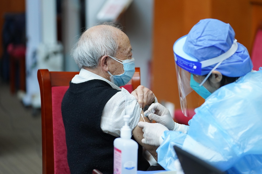 4月18日,医护人员为老年人接种新冠疫苗.