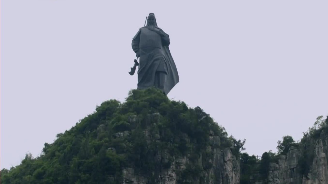 罗贯中总结出的不以成败论英雄的价值判断，其结果是关羽得以不朽