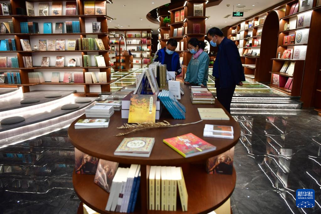 读者在敦煌书局挑选书籍（4月21日摄） 新华社记者 陈斌 摄