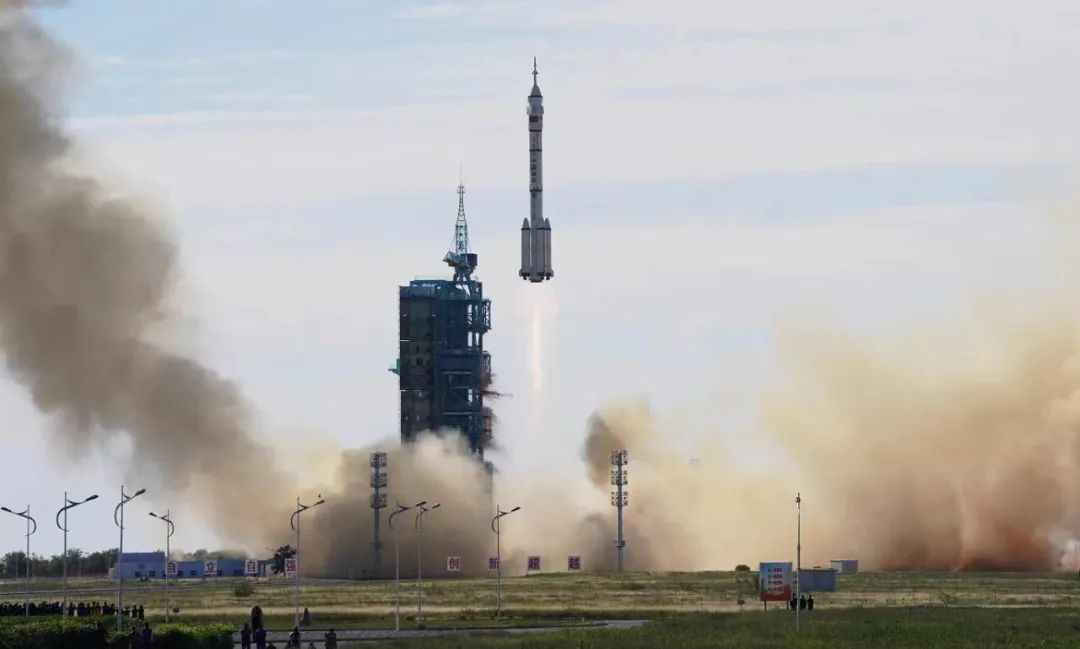 苟秉宸教授受邀参加神舟十号、十一号和十二号飞船发射