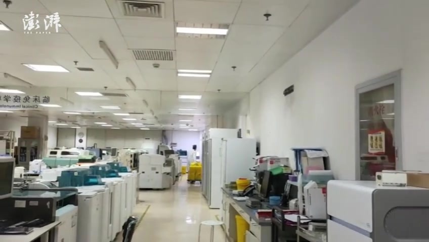 24小时不停歇的检验科：希望上海早日恢复健康状态
