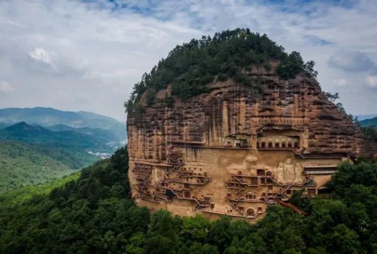 麦积山石窟全貌