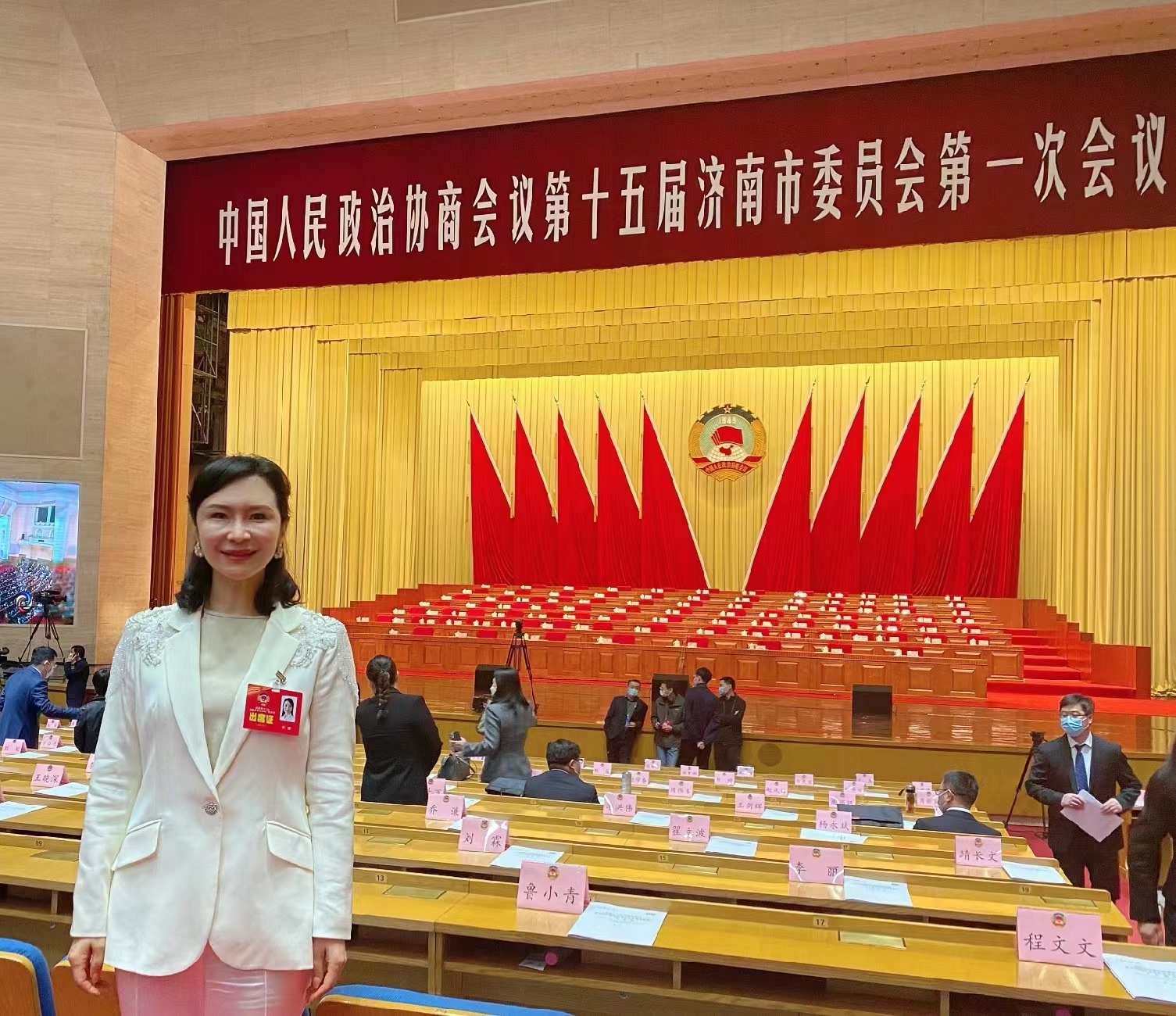 济南市政协委员、山东省九三学社财经委副主委、山东省女企协副会长、济南市工商联常委、历下区新联会副会长 周静