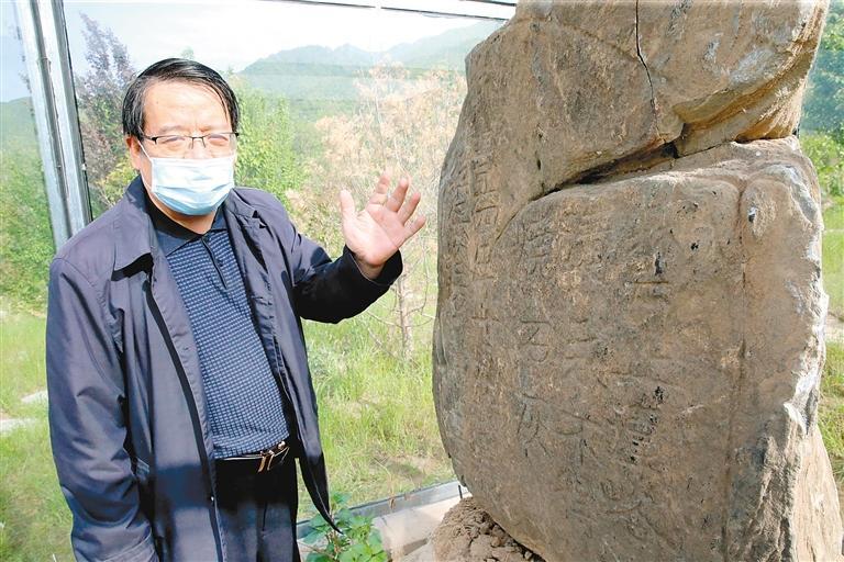 地方志研究专家张世民讲解潭峪口村的清代石碑