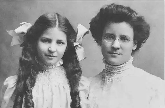 MBTI测试的创始人凯瑟琳·布里格斯（Katharine Briggs）和伊莎贝尔·布里格斯（Isabel Briggs）。