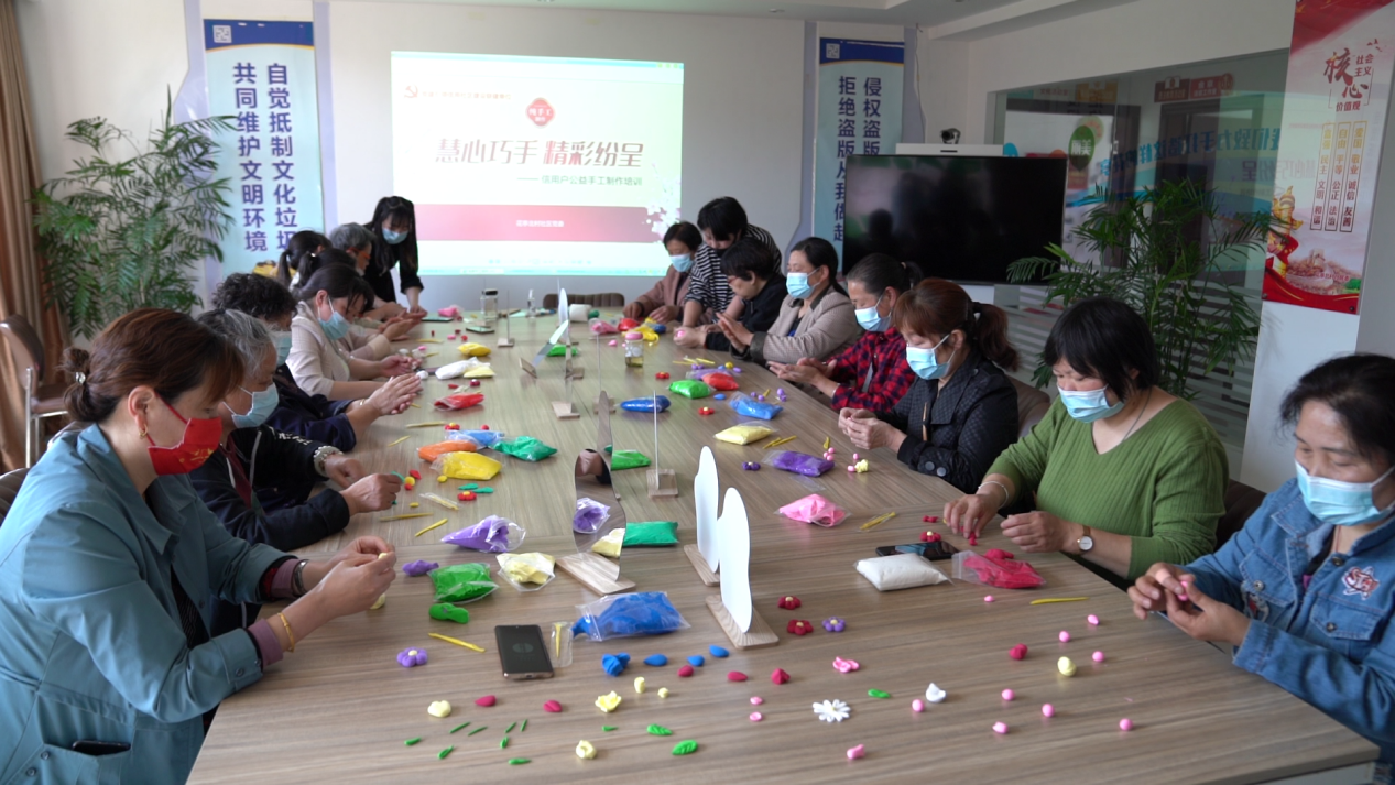 安庆大观区花亭北村举办信用户手工制作培训