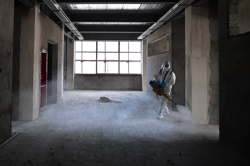 兰州山河救援志愿服务队队员在某个建筑工地进行环境消杀