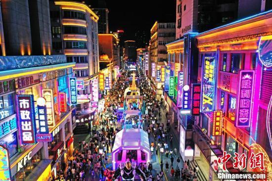 2021年5月，民众在江西南昌胜利路步行街休闲购物。为恢复百年老街的往日繁华，当地开展胜利路步行街“胜利归来” 主题活动，打造潮玩、消费于一体的活动街区，形成新的节日经济、夜间经济和文化经济。刘占昆 摄