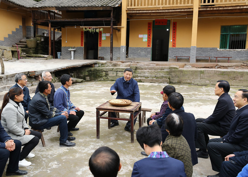 2019年4月15日至17日，中共中央总书记、国家主席、中央军委主席习近平在重庆考察，并主持召开解决“两不愁三保障”突出问题座谈会。这是4月15日下午，习近平在石柱土家族自治县中益乡华溪村同村民代表、基层干部、扶贫干部、乡村医生等围坐在一起，共话脱贫攻坚。新华社记者 鞠鹏 摄