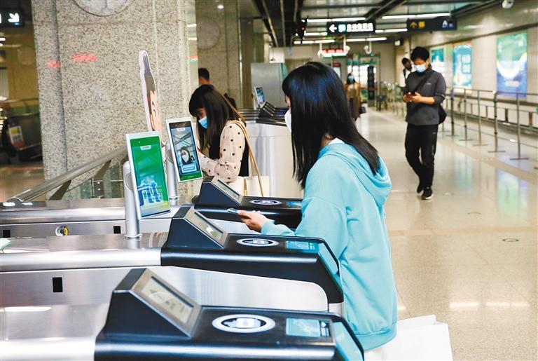 乘客免摘口罩刷脸进闸。 （首席记者 李明 摄）
