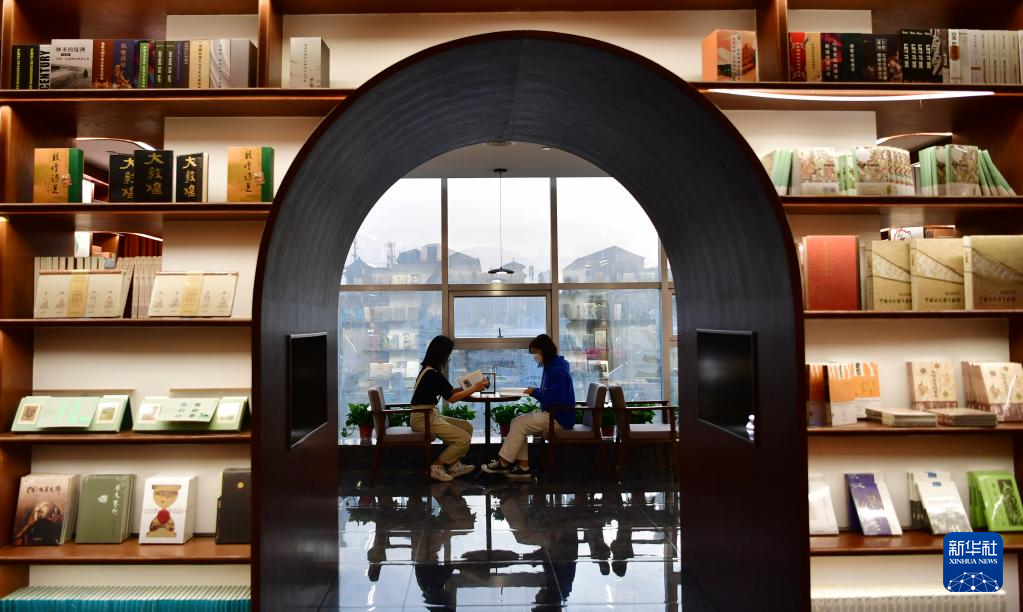 读者在敦煌书局阅读区看书（4月21日摄）新华社记者 陈斌 摄