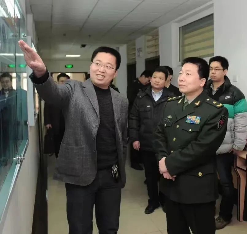 苟秉宸教授向航天英雄杨利伟将军汇报载人航天工业设计成果(郭友军 摄)