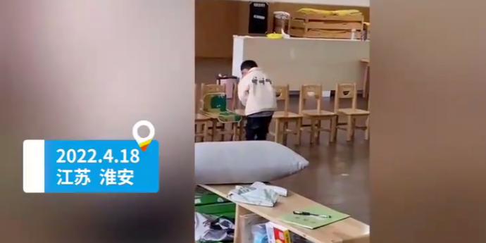 淮安一男子接娃迟到,3岁半男孩回教室帮老师整理凳子_凤凰网视频_凤凰网