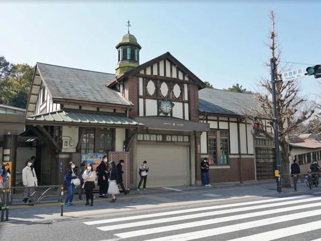 原宿车站，曾被认为现存于东京最古老的西洋车站，在东京奥运会后被拆除。（图片来自response.jp）