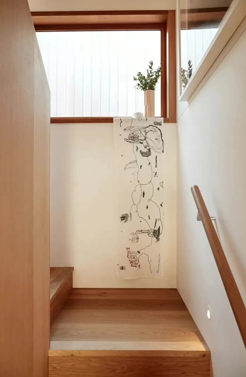 一对夫妻的现代风海滨住宅,简约不花哨的高级原木风,令人沉醉