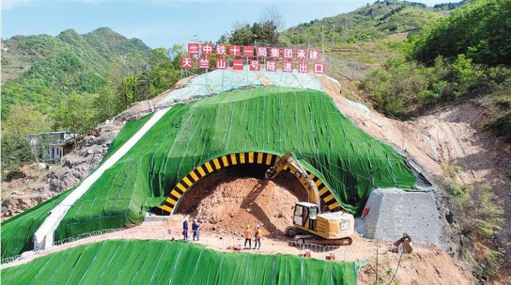 西十高铁天竺山一号隧道施工现场。　　（通讯员 陈兰州 摄）