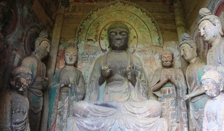 天水麦积山石窟的精美佛像