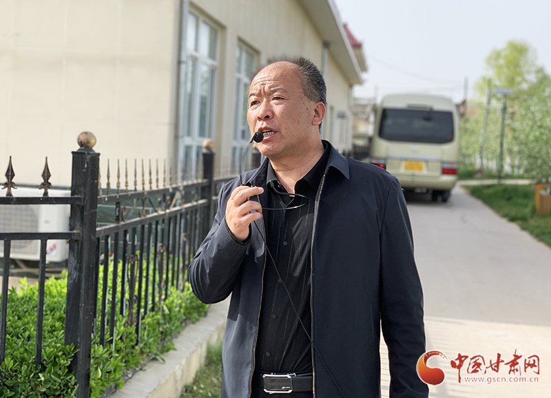 庆城县果业发展中心主任、高级工程师徐巨涛接受采访