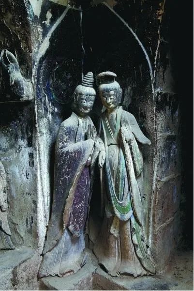 麦积山第121窟：菩萨和弟子“窃窃私语”。 供图/夏朗云