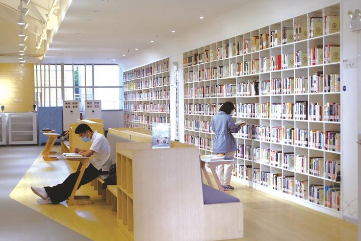 长沙县图书馆悦读空间已成为市民读书休闲的好去处.李丹 摄