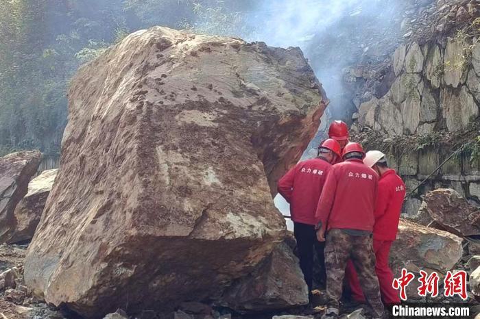 爆破人员对巨石实施爆破处理。　李鹏芳 摄