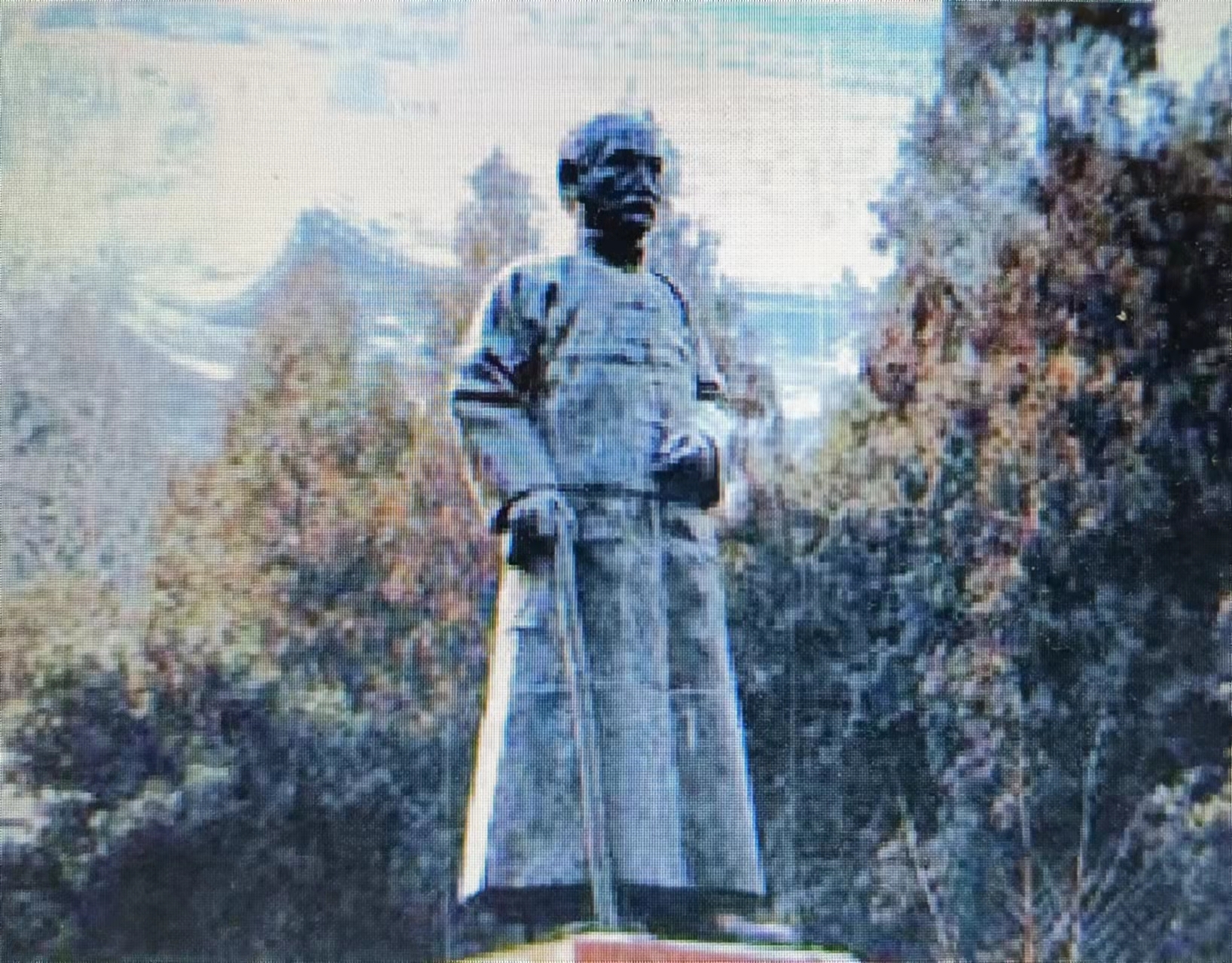 ▲位于兰州五泉山公园的孙中山先生铜像，曾奉安于中山林公园。 引自王文元《兰州孙中山铜像铸造之谜》一文
