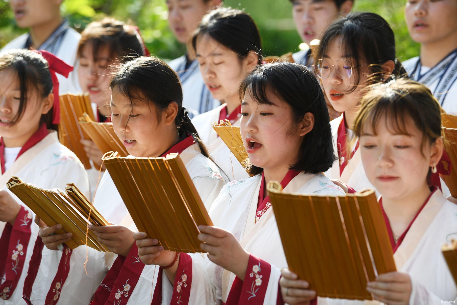 亳州大学生穿古装诵读迎接世界读书日