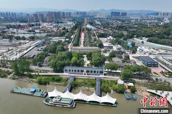 长江、浦口码头、浦口火车站、城市楼宇,这里采取渐进式、织补式的“微更新”改造,“探寻”历史文化脉络。 泱波 摄