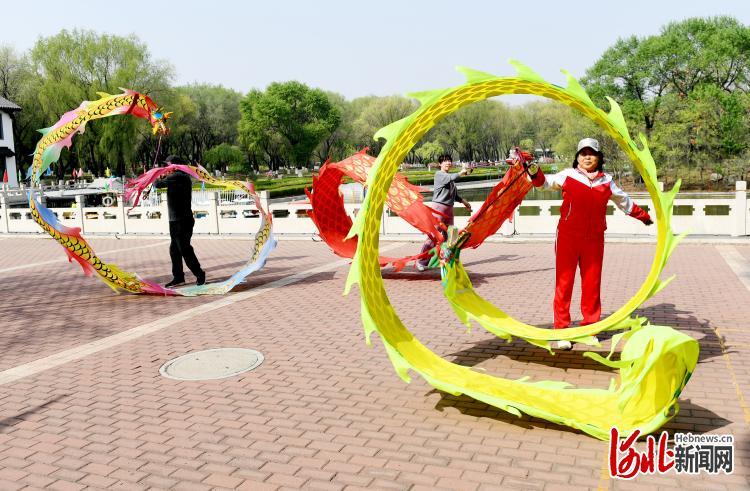 2022年4月25日，市民在河北省张家口市宣化区万柳公园休闲健身。通讯员陈晓东摄影报道