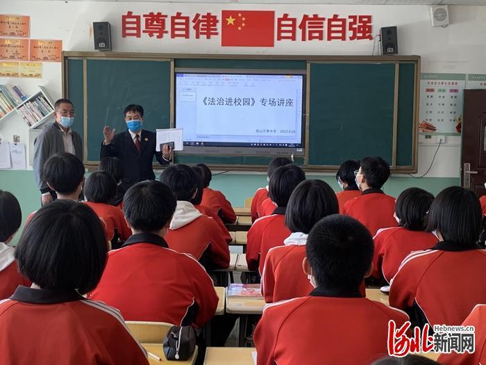 青龙检察院工作人员深入学校进行宣传。