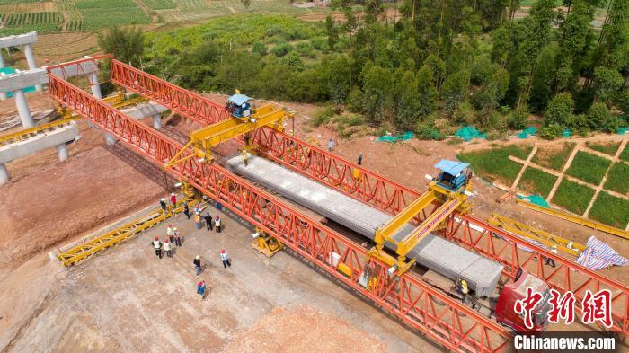 武深联络线首梁顺利架设智能监控为安全架桥添“慧眼”