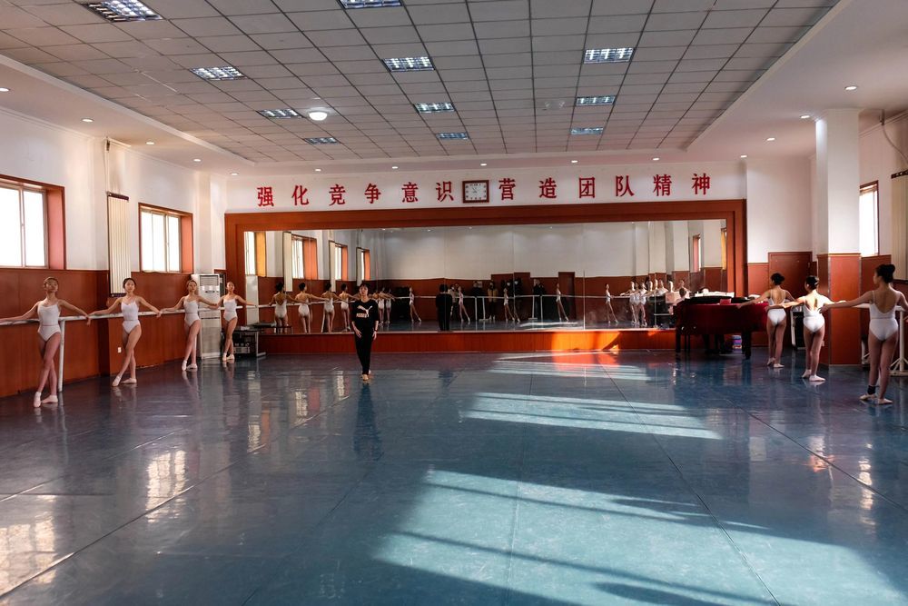 2022年2月22日，西北师范大学附属体育艺术中专部兰州歌舞剧院舞蹈分校的学生在练功房训练。新华社记者 郎兵兵 摄