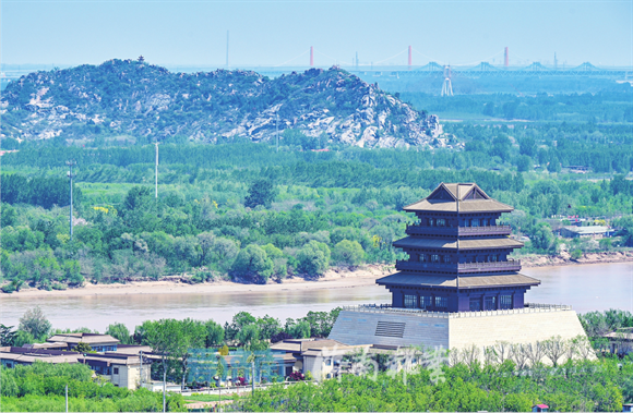 鹊山环境进行了综合整治，与黄河南岸的鹊华楼相映成景