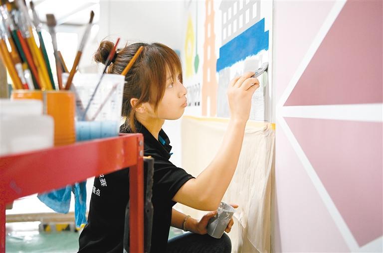 西安建筑工程技师学院学生刘垒垒在备战世界技能大赛油漆与装饰项目（4月27日摄）。