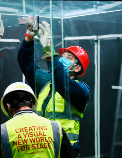 黄子韬体验日结工作。