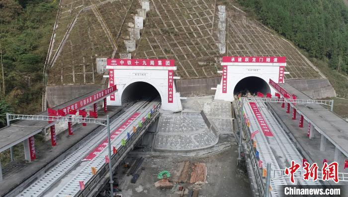 已完工的跃龙门隧道进口。　刘忠俊 摄