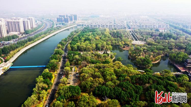 2022年4月25日，河北省张家口市宣化区万柳公园景色（无人机照片）。通讯员陈晓东摄影报道