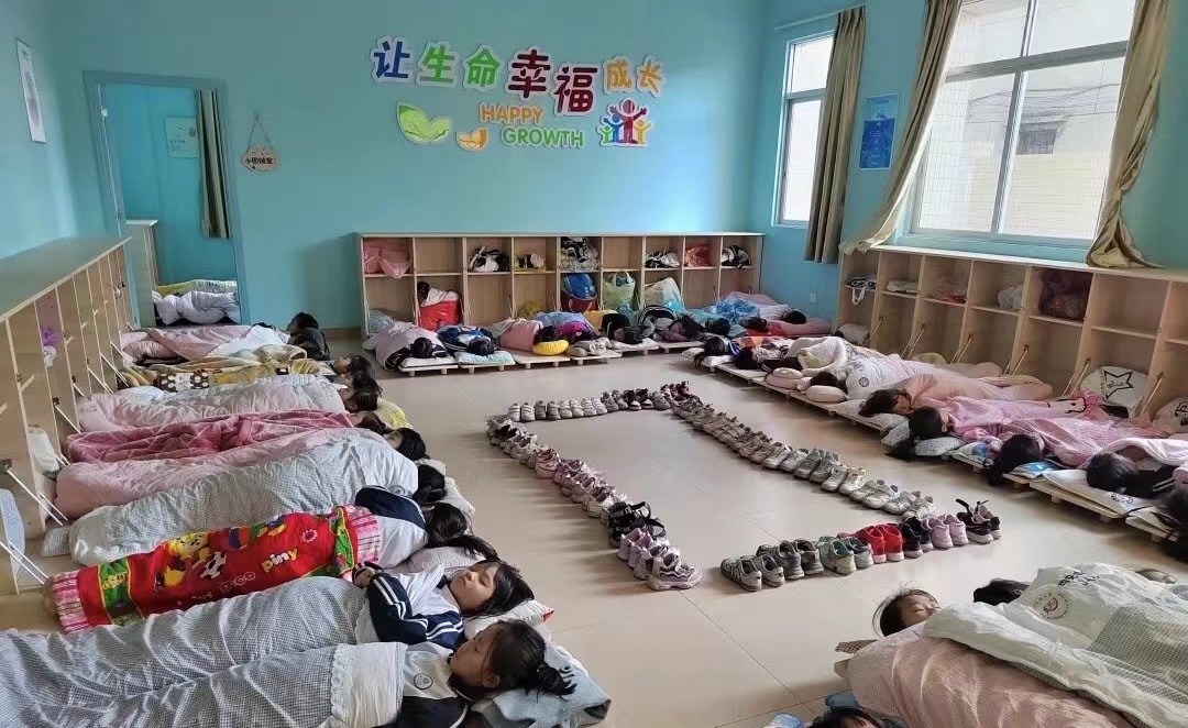 均安中心小学学生实现躺着午睡.均宣供图