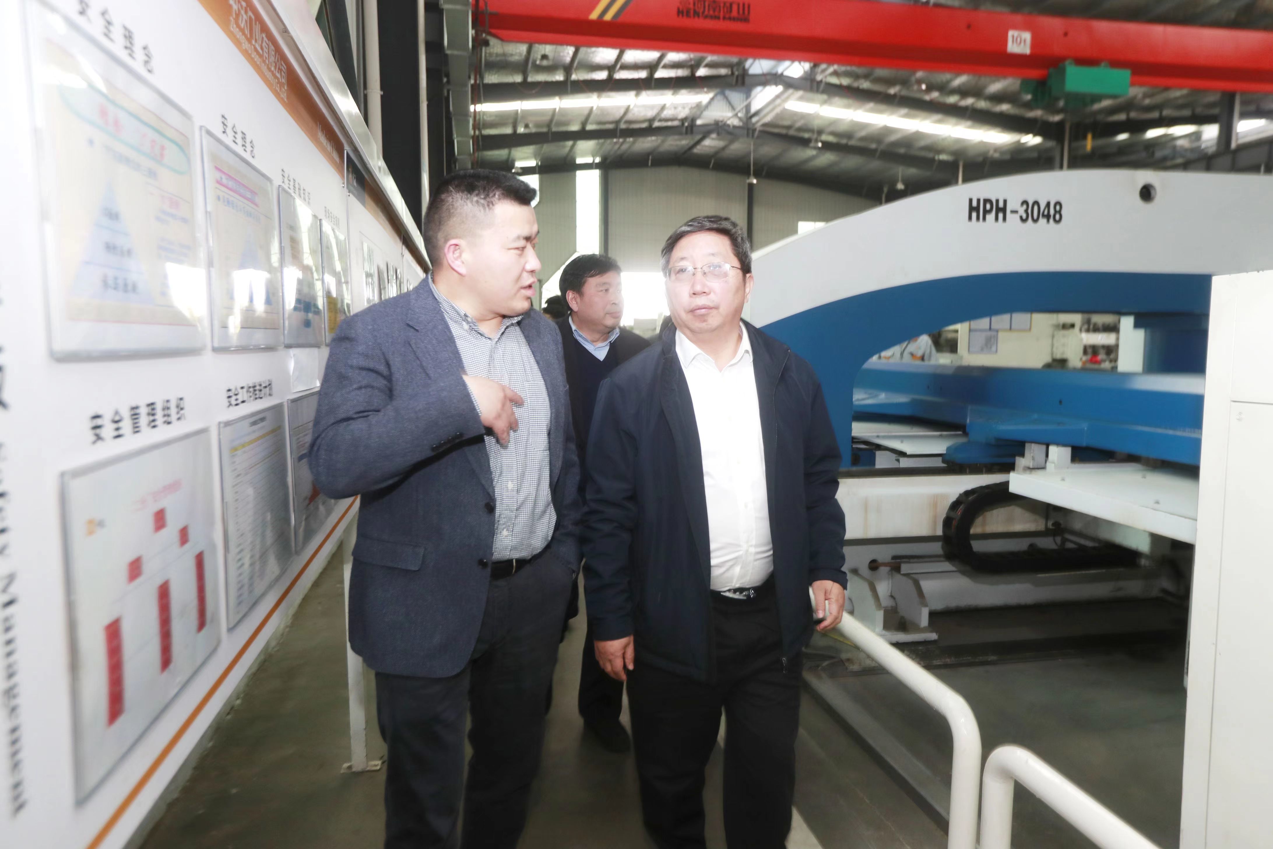 闫鹏洋(左))陪同sap高级副总裁,sap中国研究院院长李瑞成一行到中沃