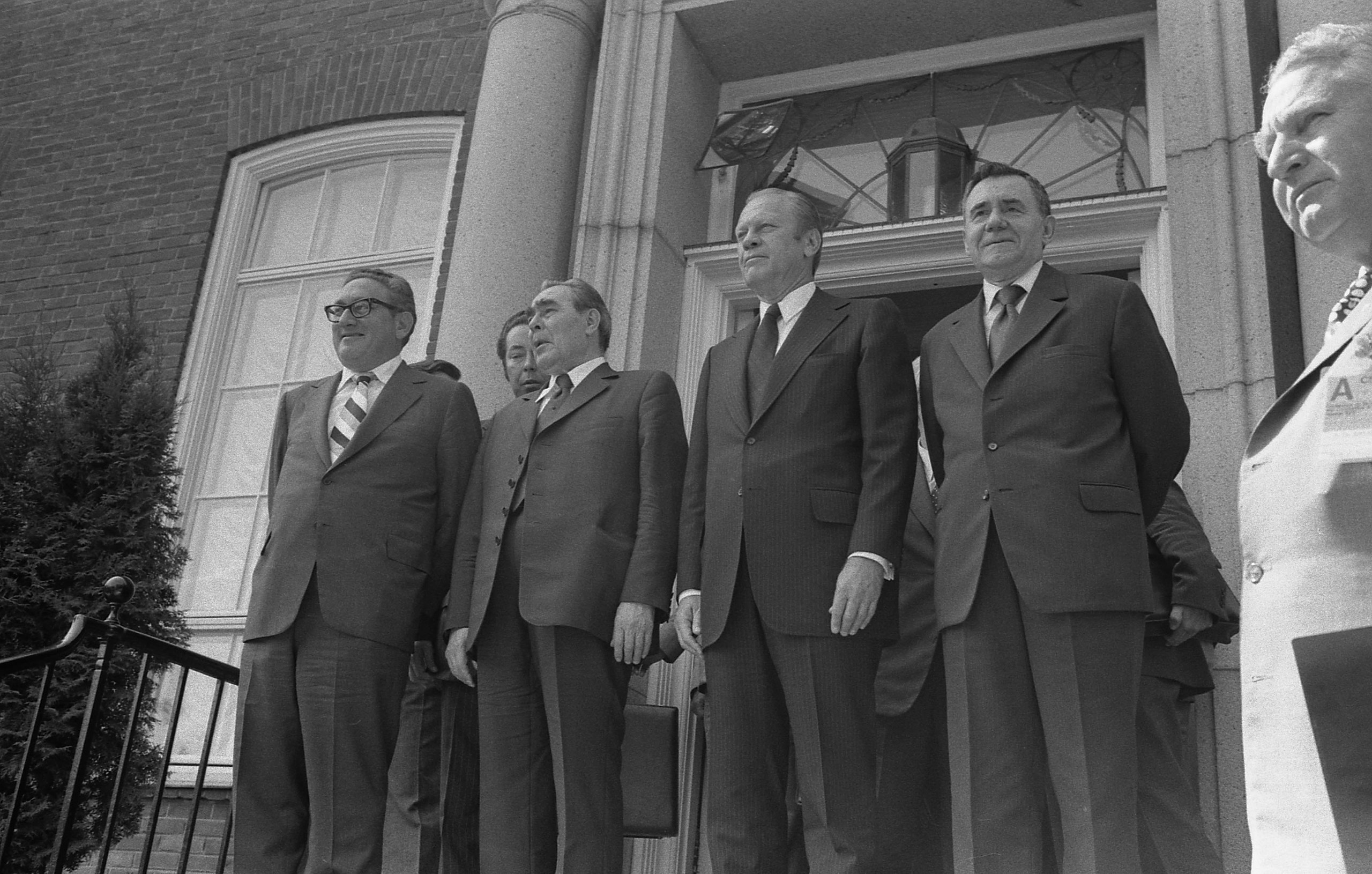 在赫尔辛基协议谈判期间，前排自左向右分别为：基辛格、勃列日涅夫、福特与葛罗米柯