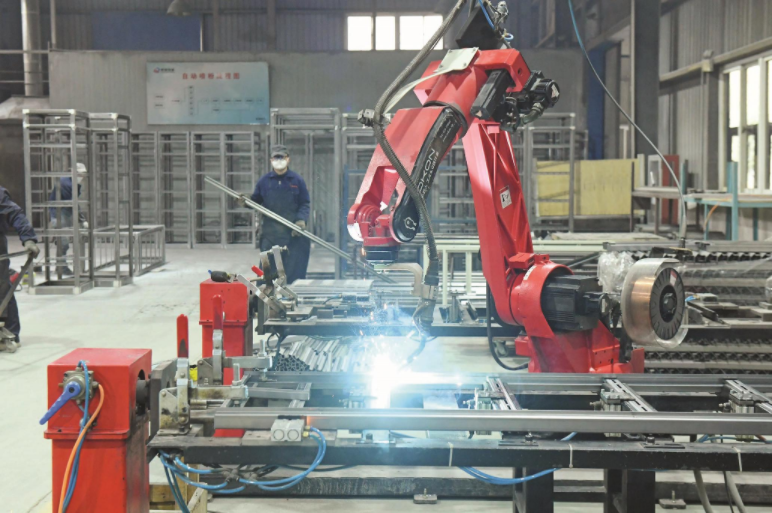 （琅琊区明瑞智能科技股份有限公司生产车间，机器人正在焊接设备 来源：滁州市人民政府官网）